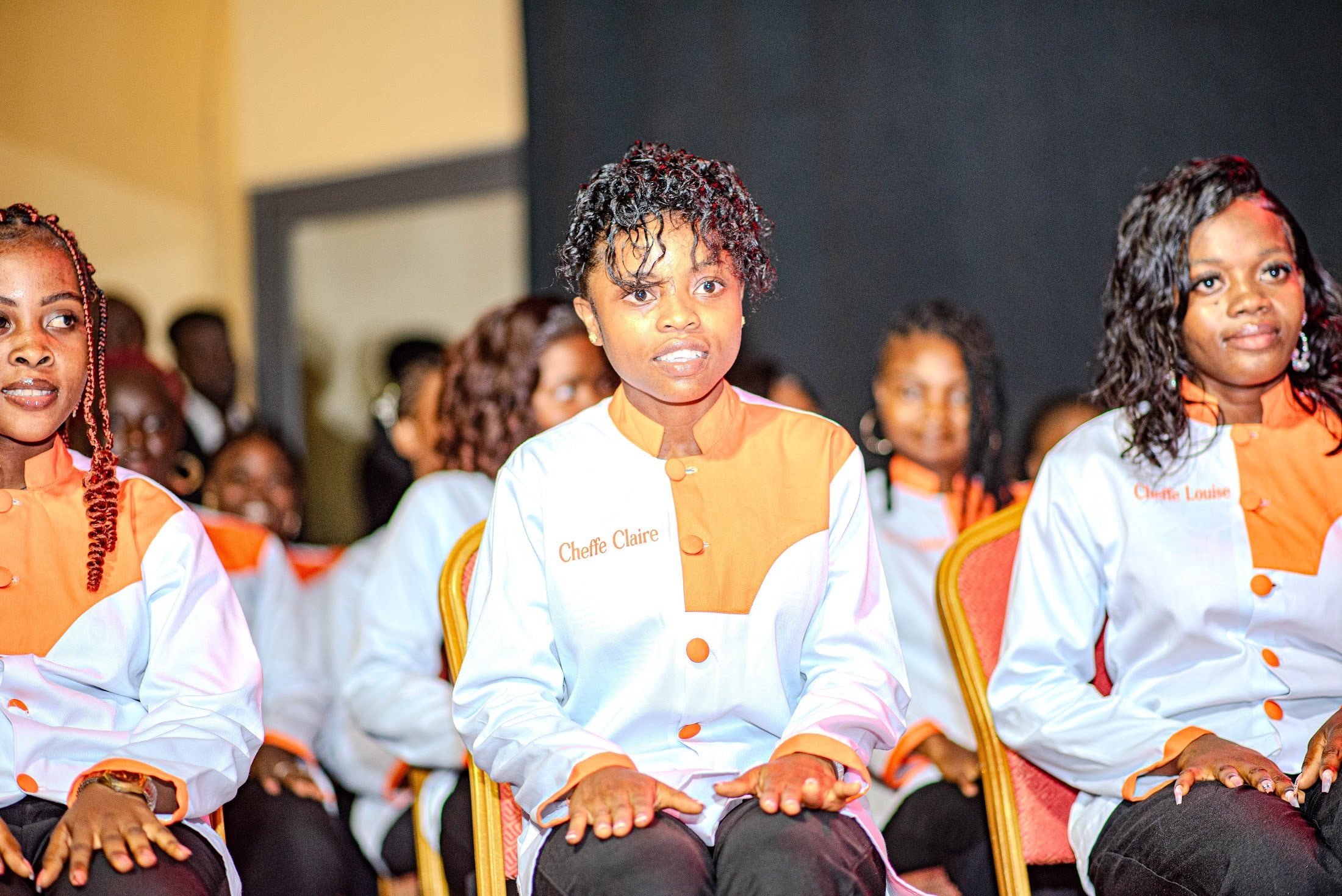 Apprenants d'Avafrique Togo en veste de chef blanche et orange