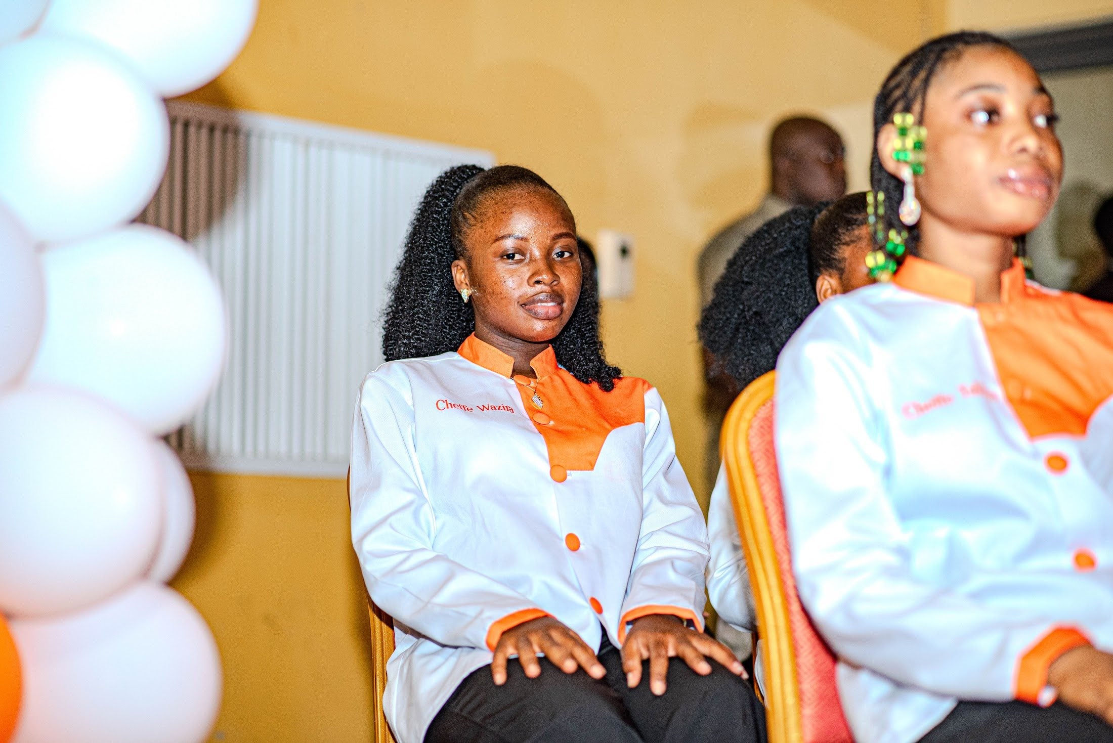 Apprenants d'Avafrique Togo en veste de chef blanche et orange