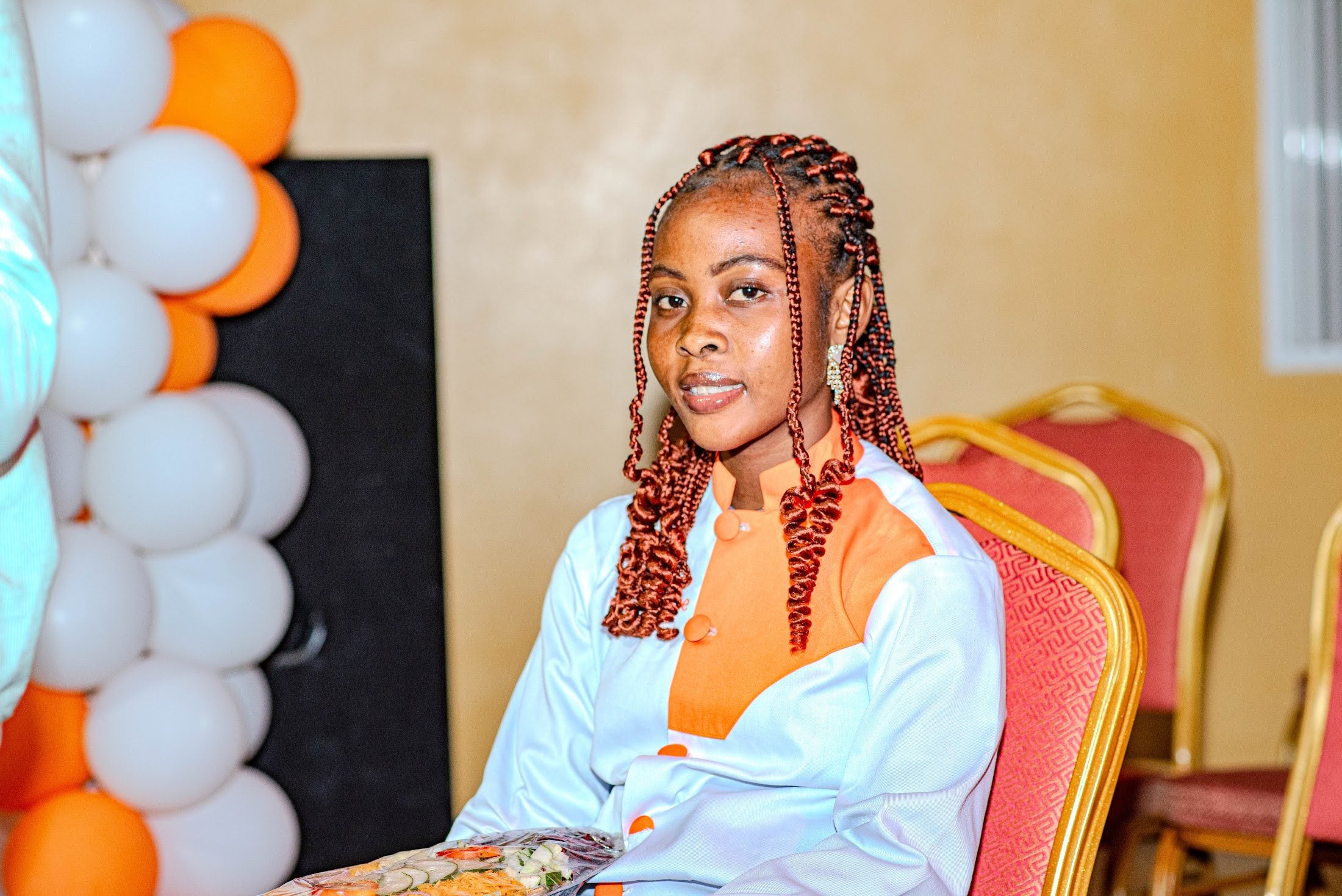 Apprenants d'Avafrique Togo en veste de chef blanche et orange