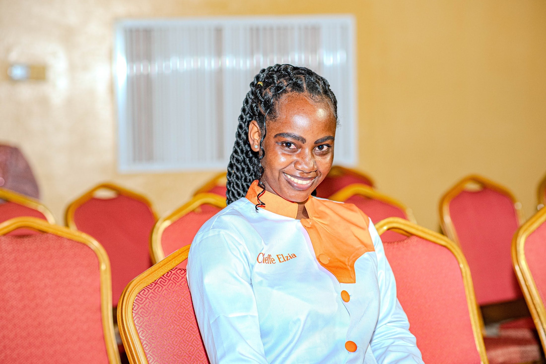 Apprenants d'Avafrique Togo en veste de chef blanche et orange