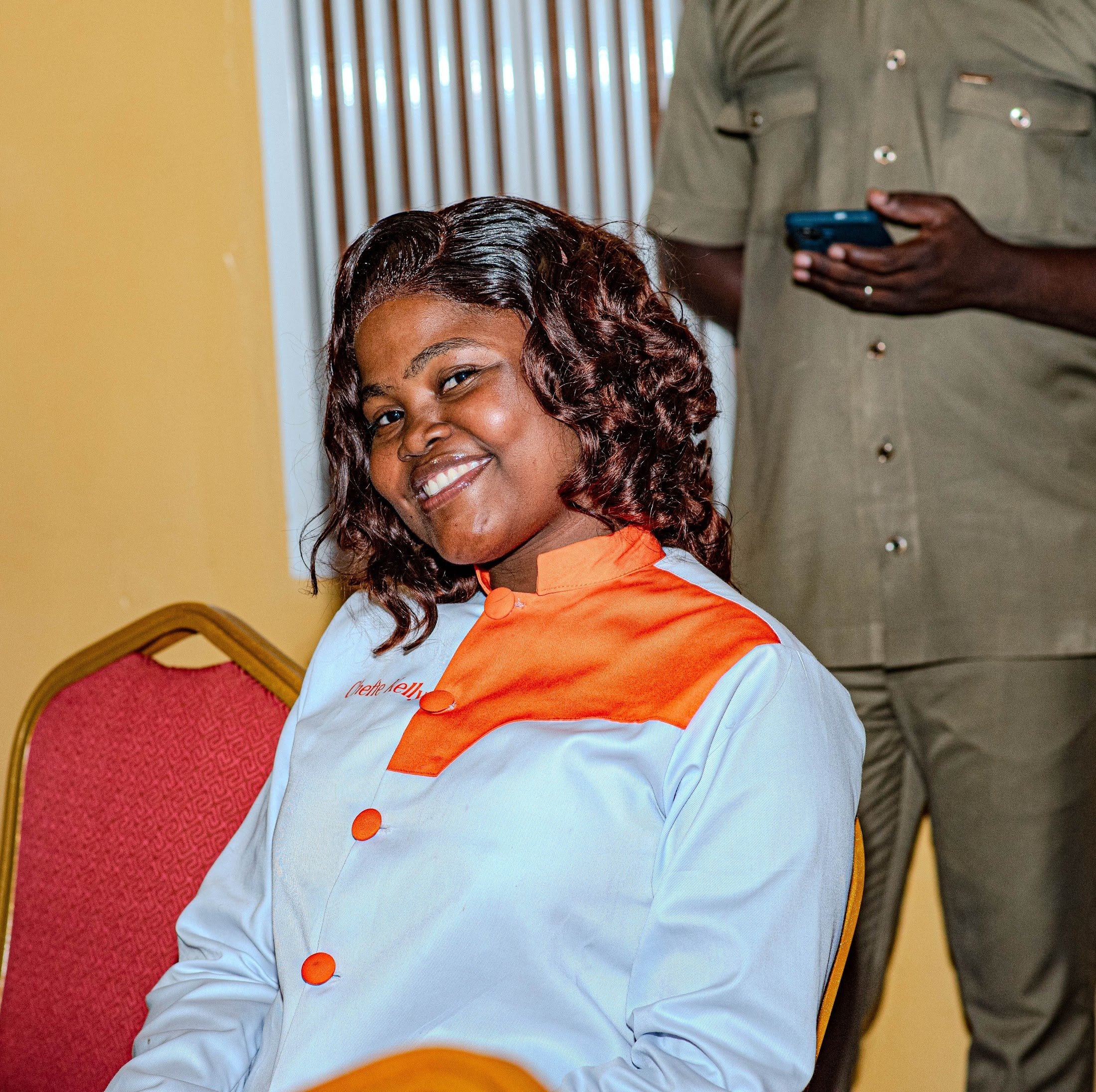 Apprenants d'Avafrique Togo en veste de chef blanche et orange
