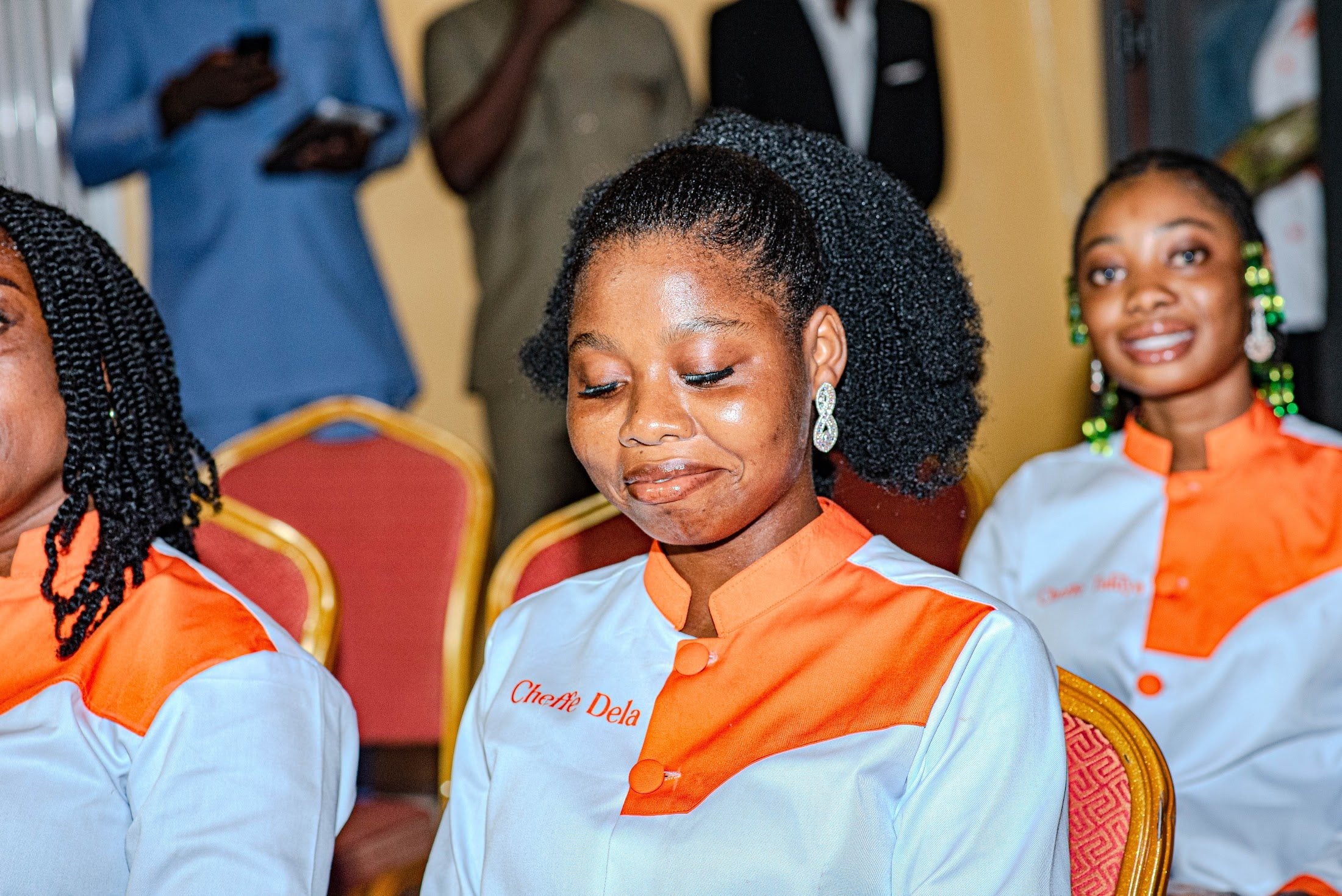 Apprenants d'Avafrique Togo en veste de chef blanche et orange