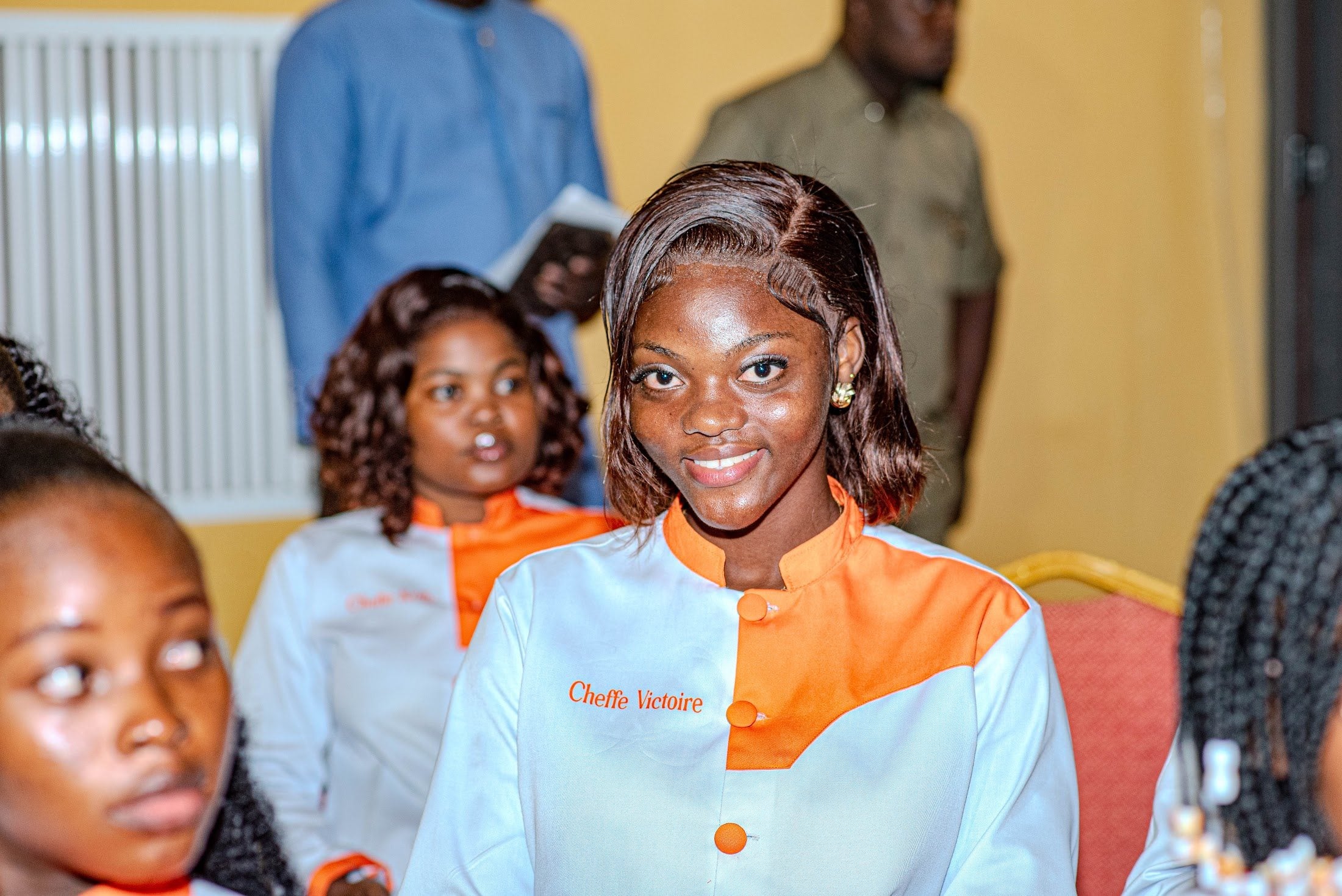 Apprenants d'Avafrique Togo en veste de chef blanche et orange