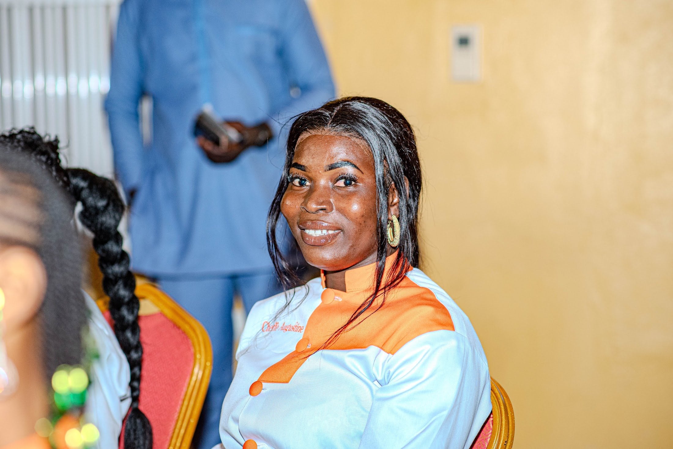 Apprenants d'Avafrique Togo en veste de chef blanche et orange
