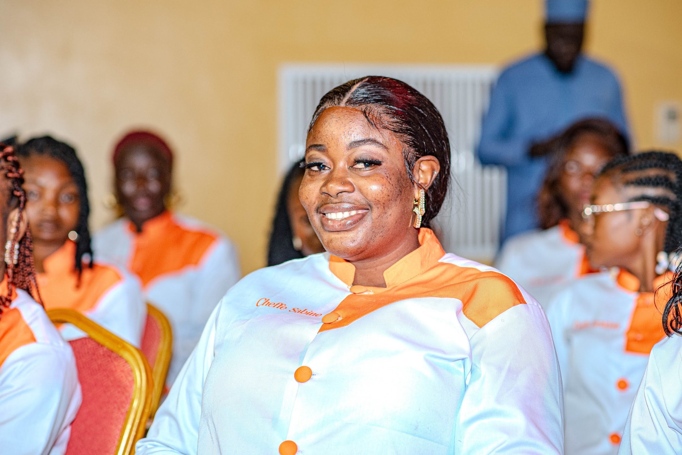 Apprenants d'Avafrique Togo en veste de chef blanche et orange