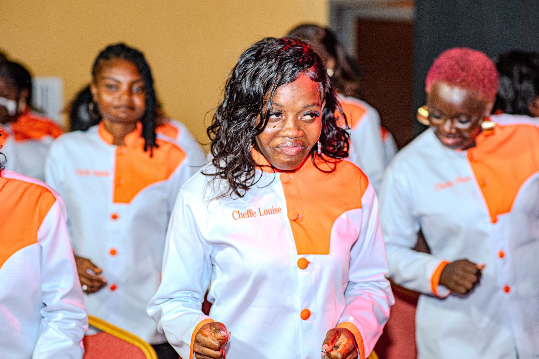 Apprenants d'Avafrique Togo en veste de chef blanche et orange