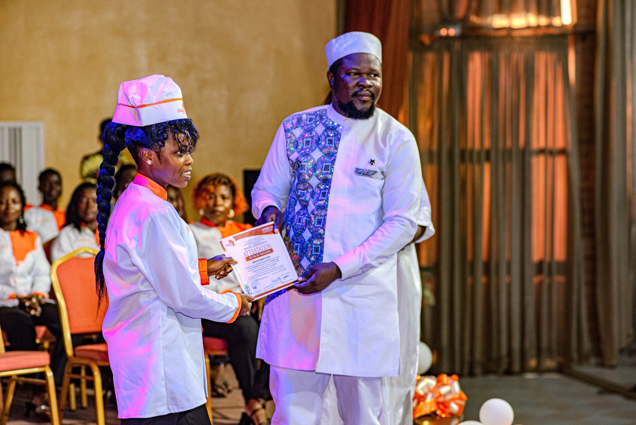Remise d'un diplôme à un apprenant d'Avafrique Togo