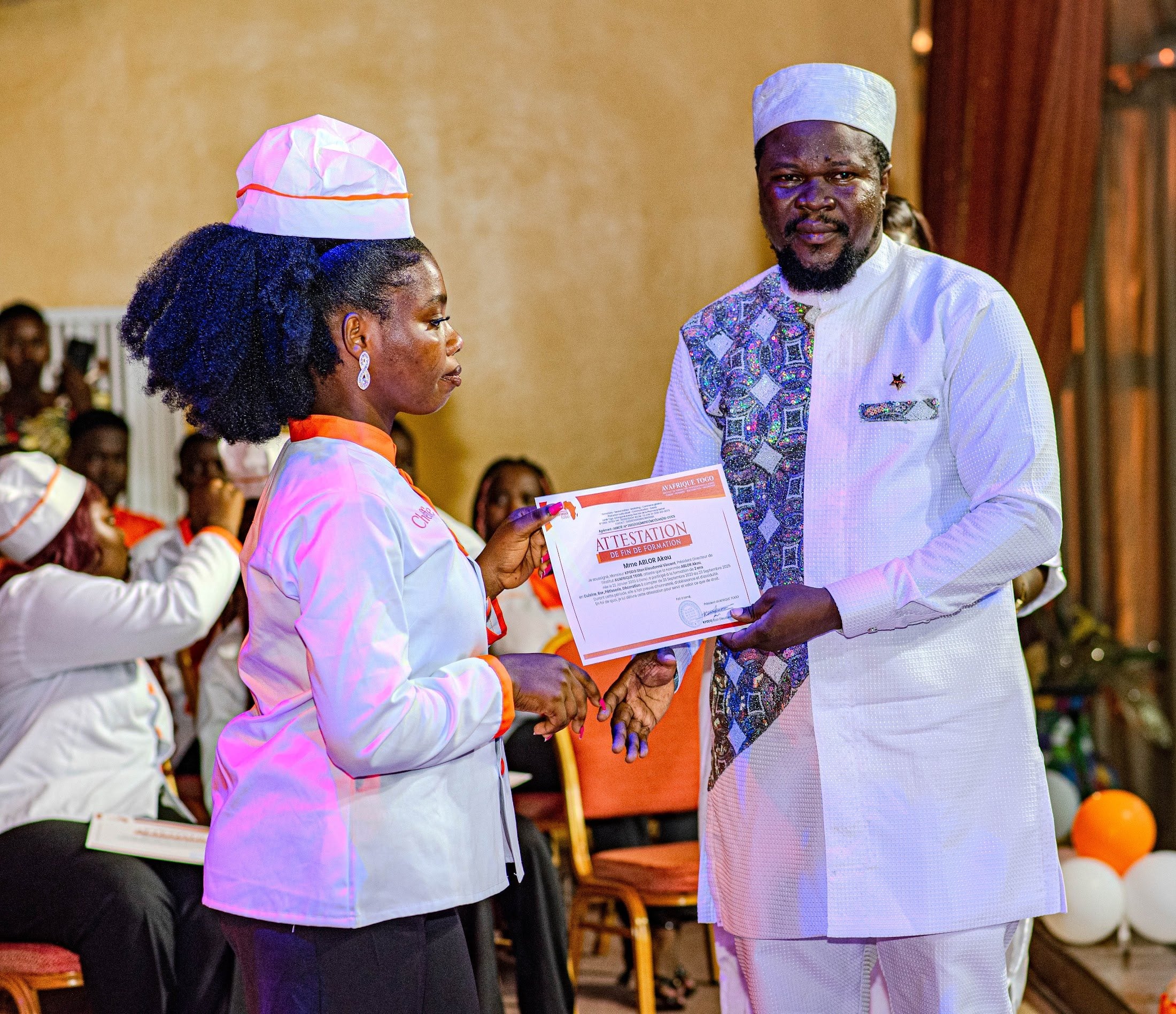 Remise d'un diplôme à un apprenant d'Avafrique Togo