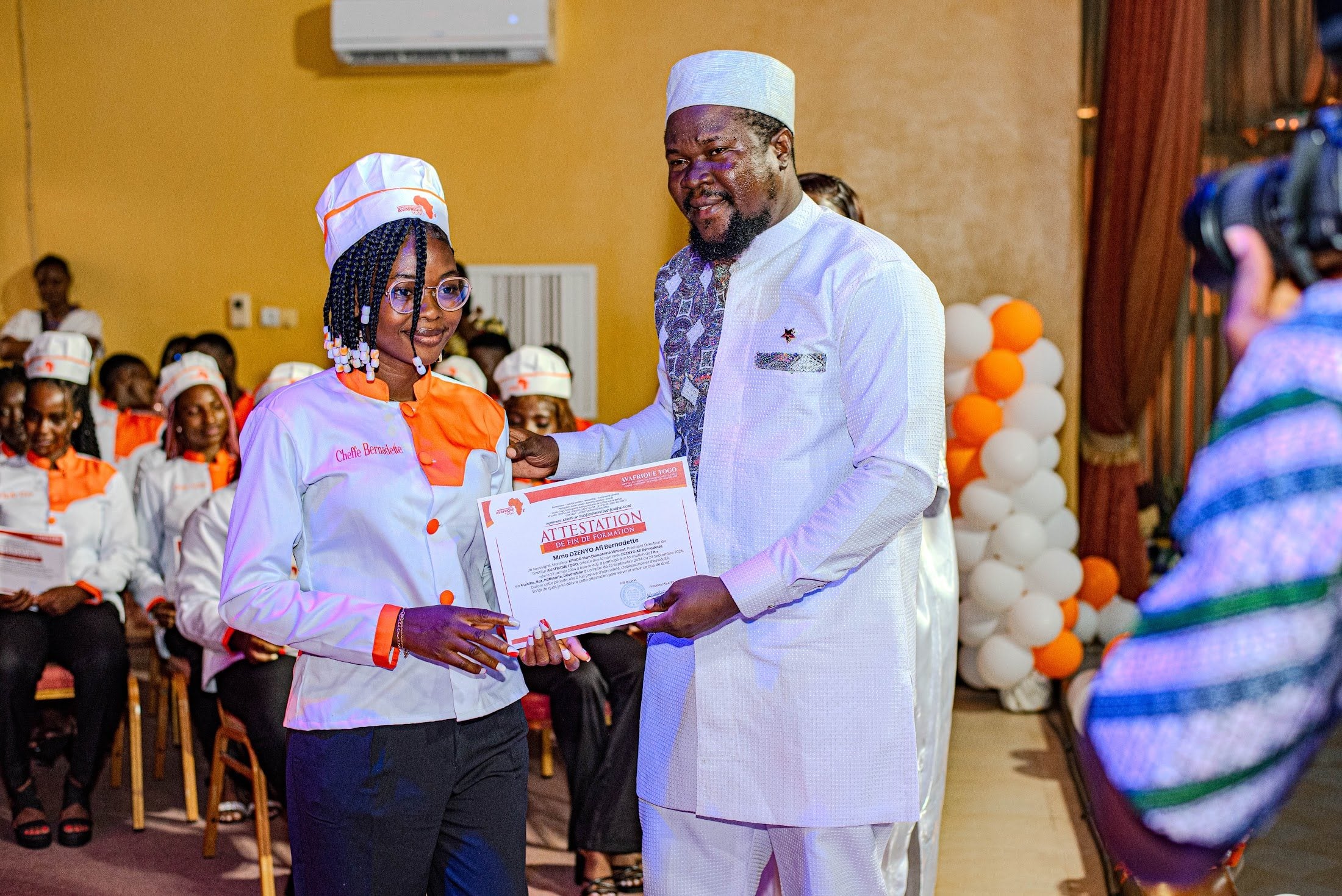 Remise d'un diplôme à un apprenant d'Avafrique Togo