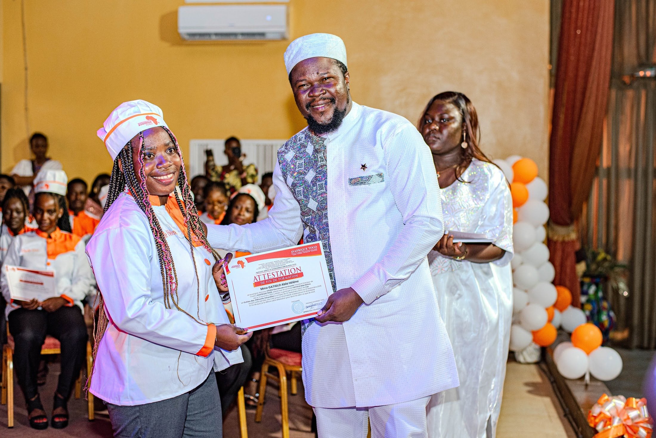 Remise d'un diplôme à un apprenant d'Avafrique Togo