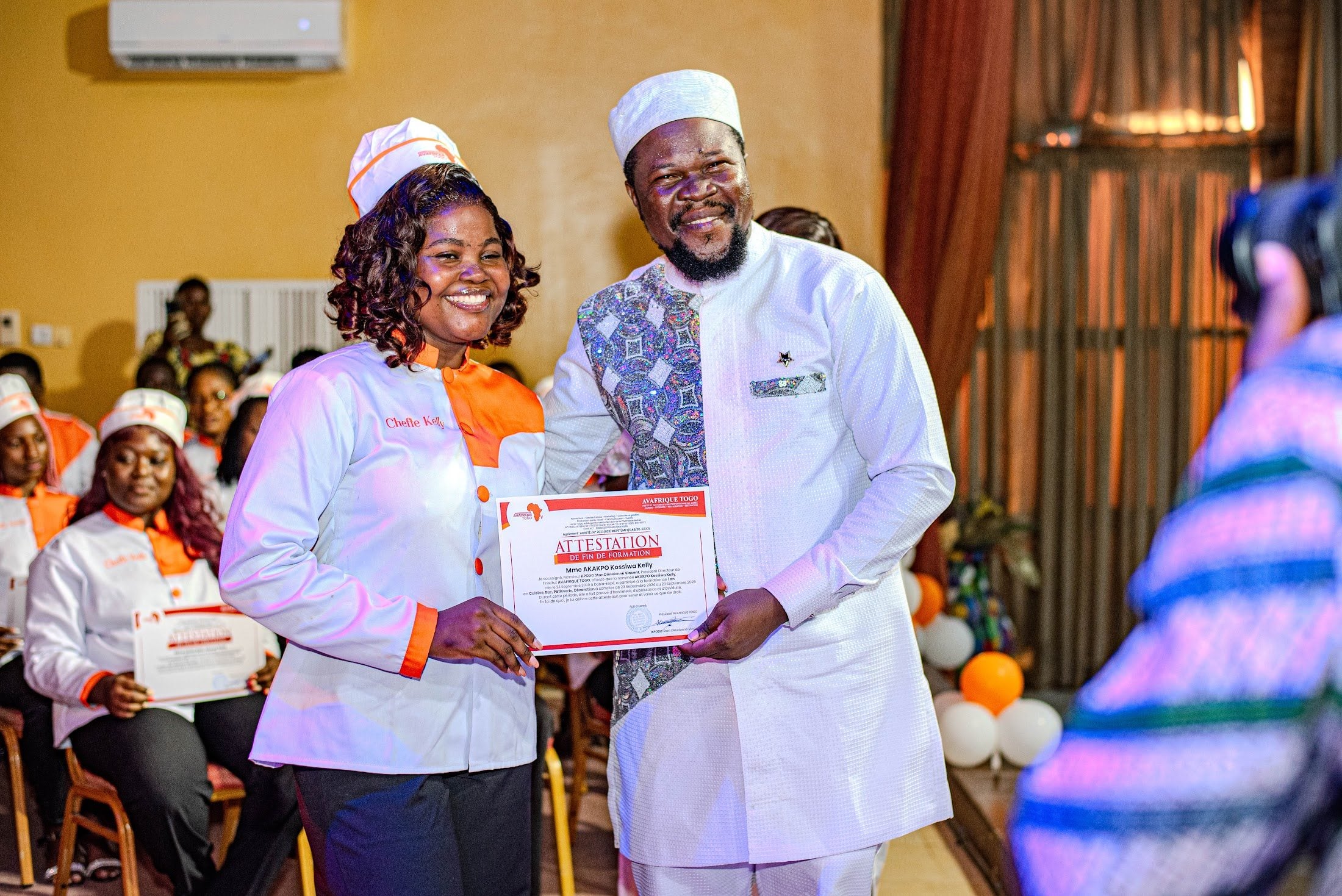Remise d'un diplôme à un apprenant d'Avafrique Togo