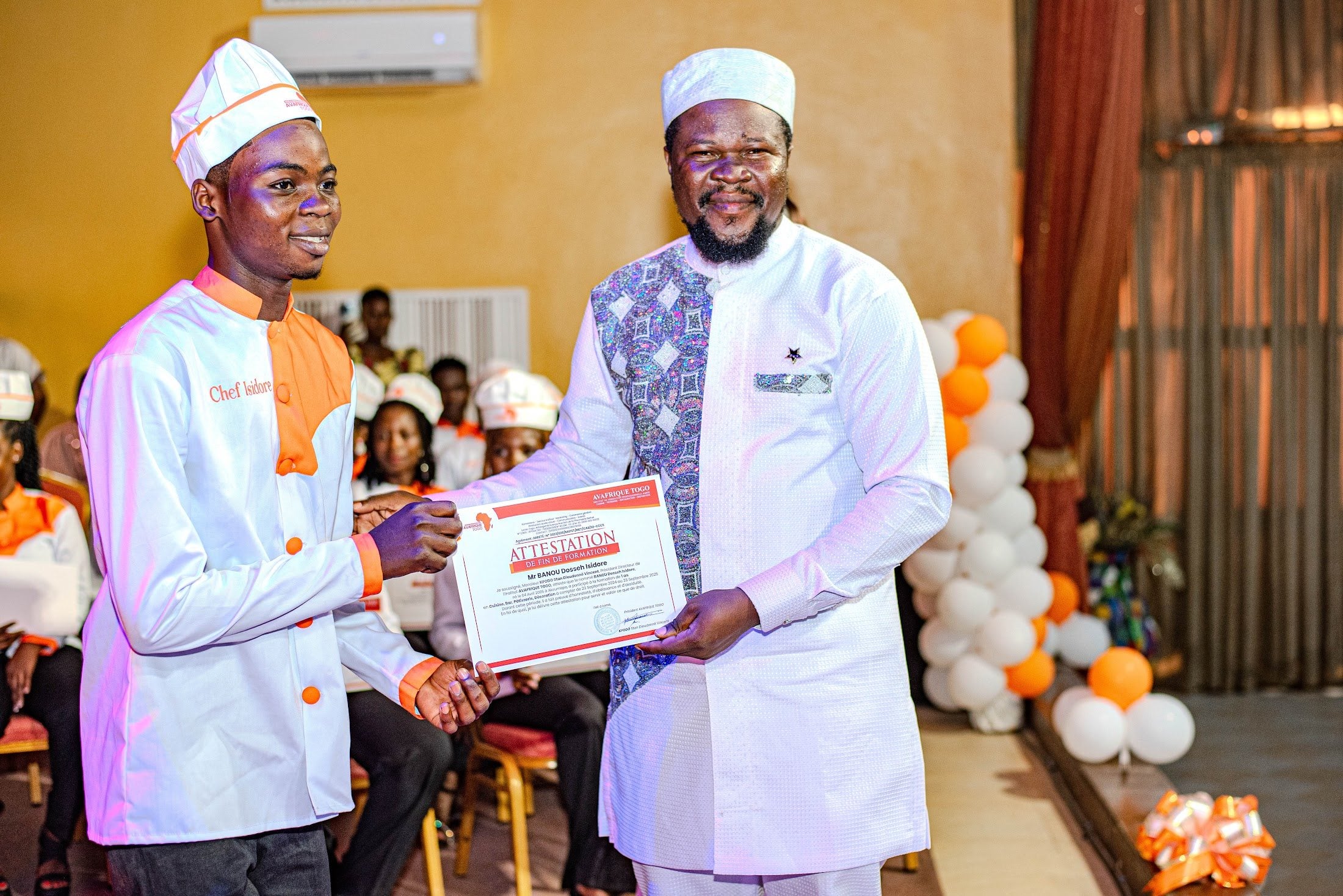 Remise d'un diplôme à un apprenant d'Avafrique Togo