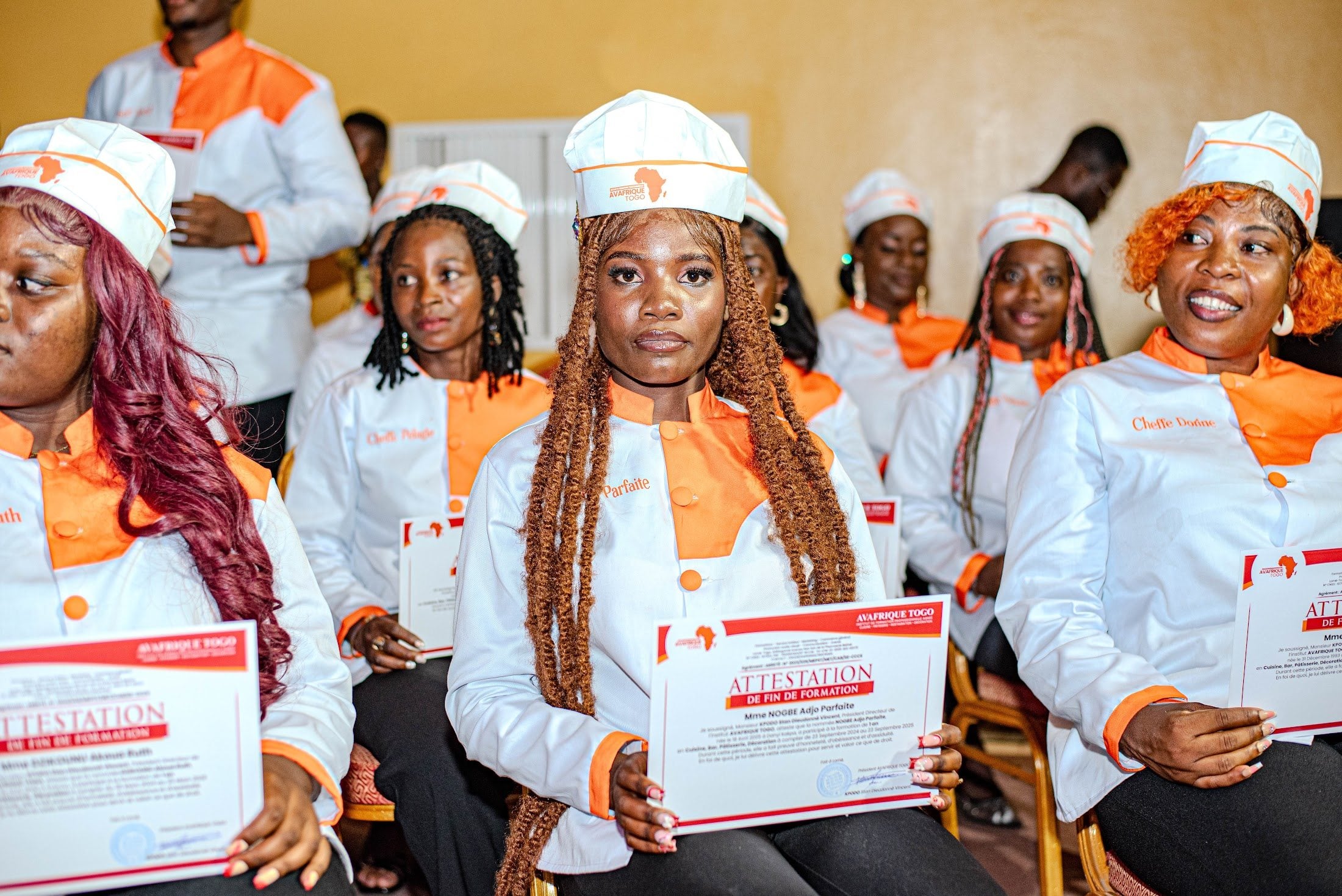 Remise d'un diplôme à un apprenant d'Avafrique Togo