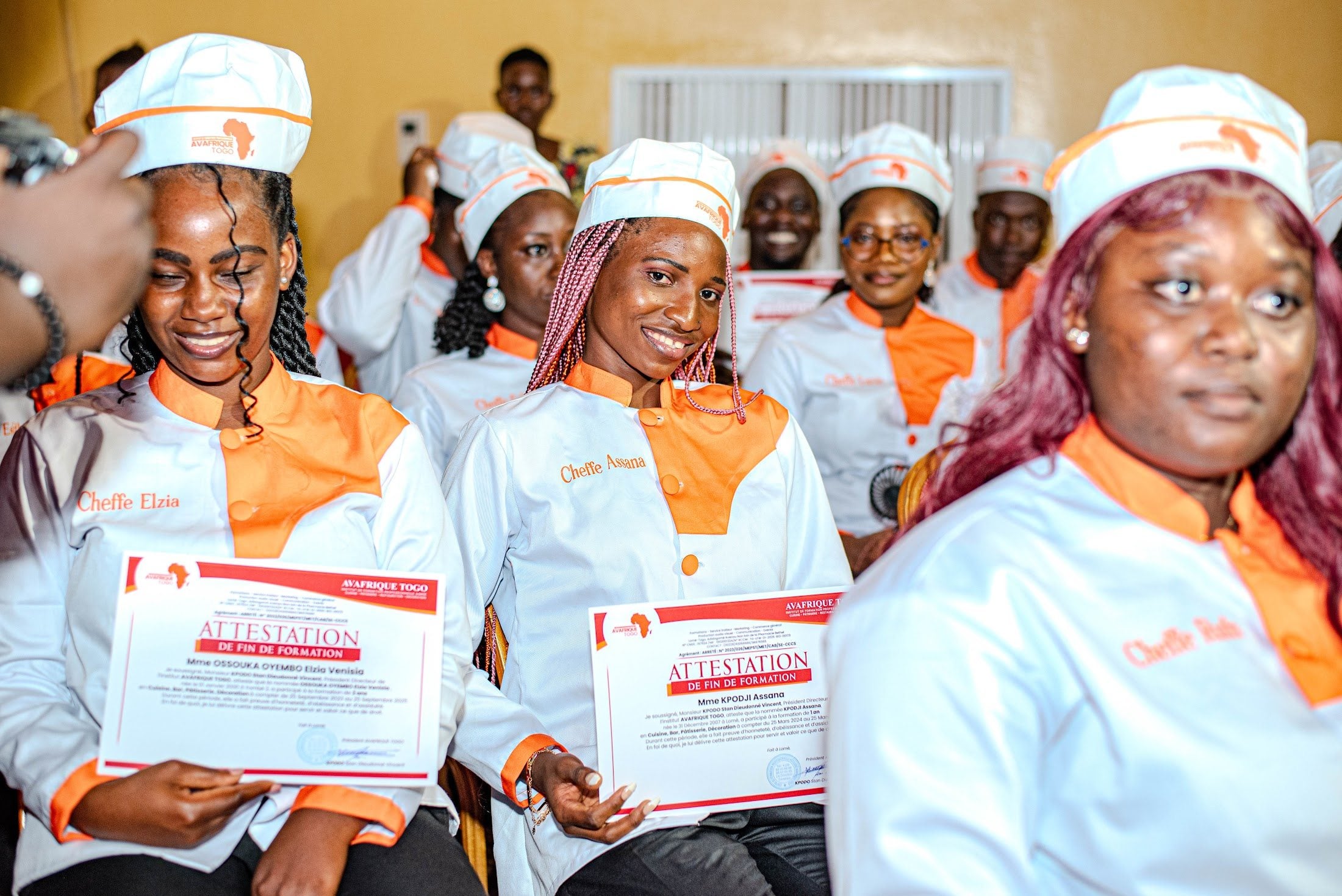 Remise d'un diplôme à un apprenant d'Avafrique Togo