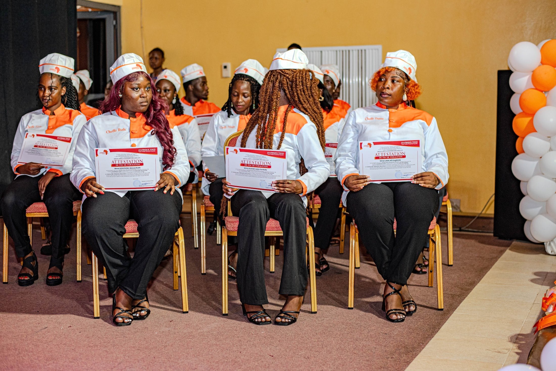 Remise d'un diplôme à un apprenant d'Avafrique Togo