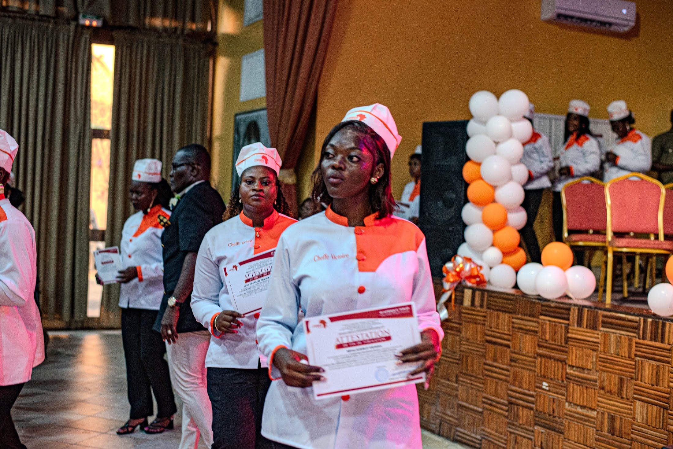 Remise d'un diplôme à un apprenant d'Avafrique Togo
