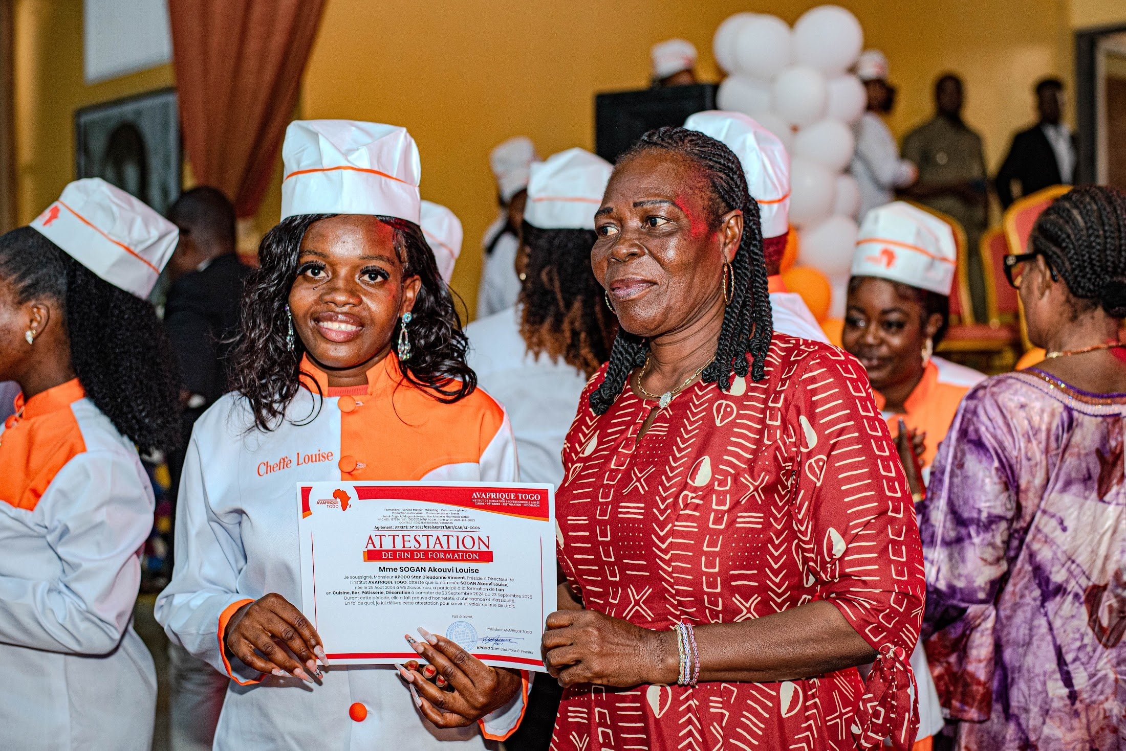 Remise d'un diplôme à un apprenant d'Avafrique Togo