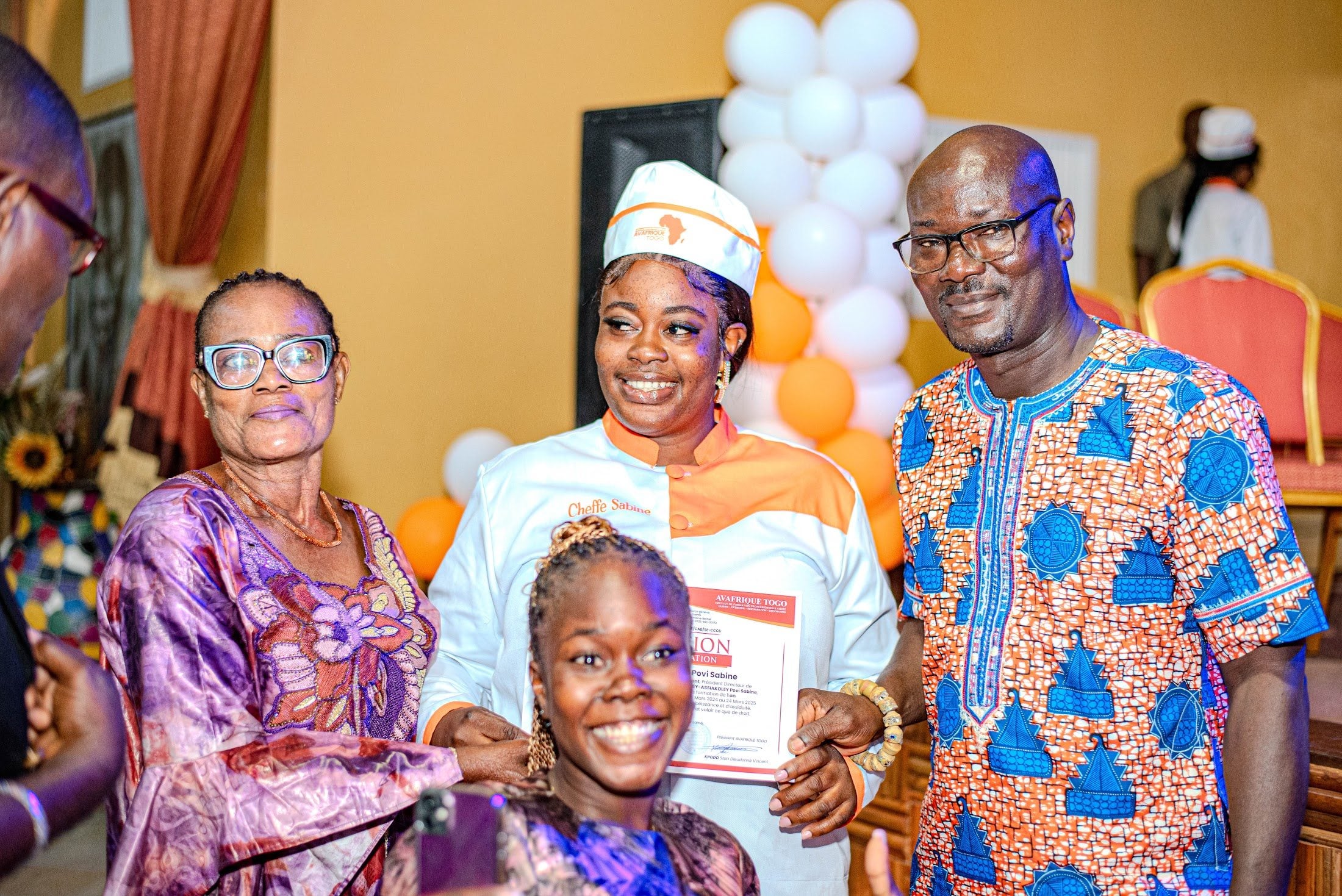 Remise d'un diplôme à un apprenant d'Avafrique Togo