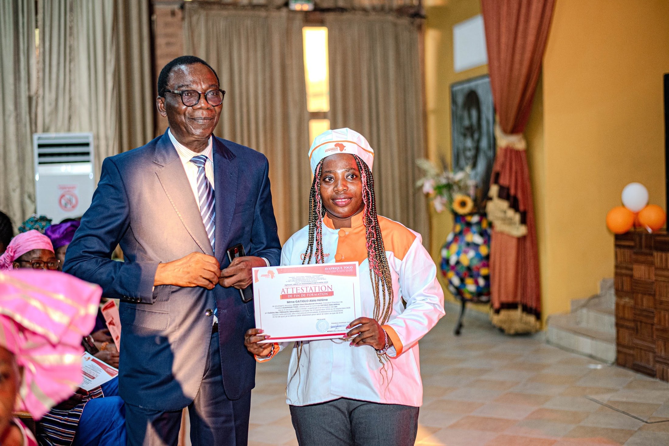 Remise d'un diplôme à un apprenant d'Avafrique Togo